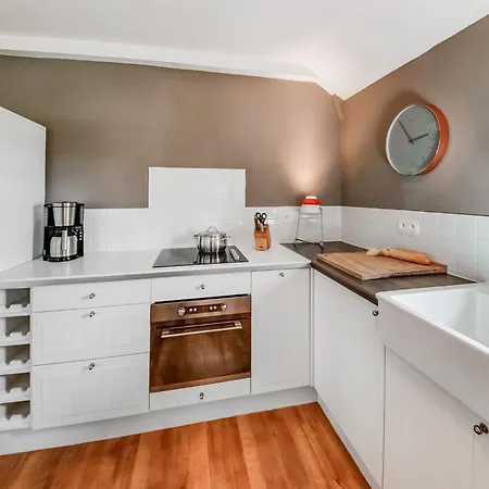 Green Hillside Apartment-Petit Wilogne